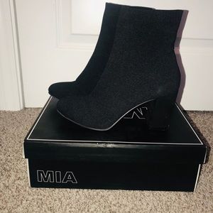 HEELED BOOTIES • BLACK • different material